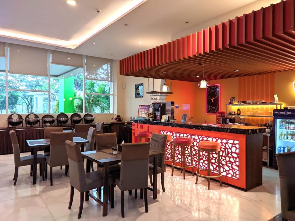 Front One Hotel Purwodadi Purwodadi  Екстериор снимка