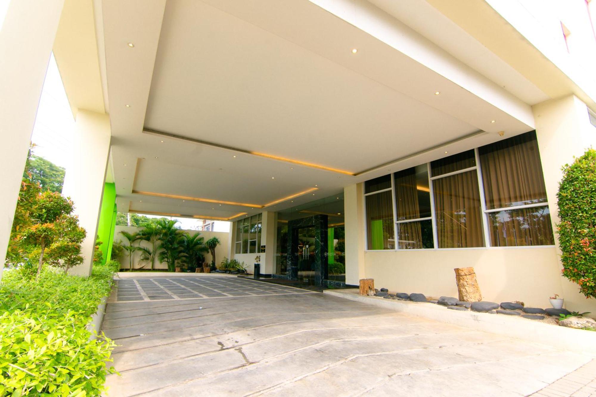 Front One Hotel Purwodadi Purwodadi  Екстериор снимка