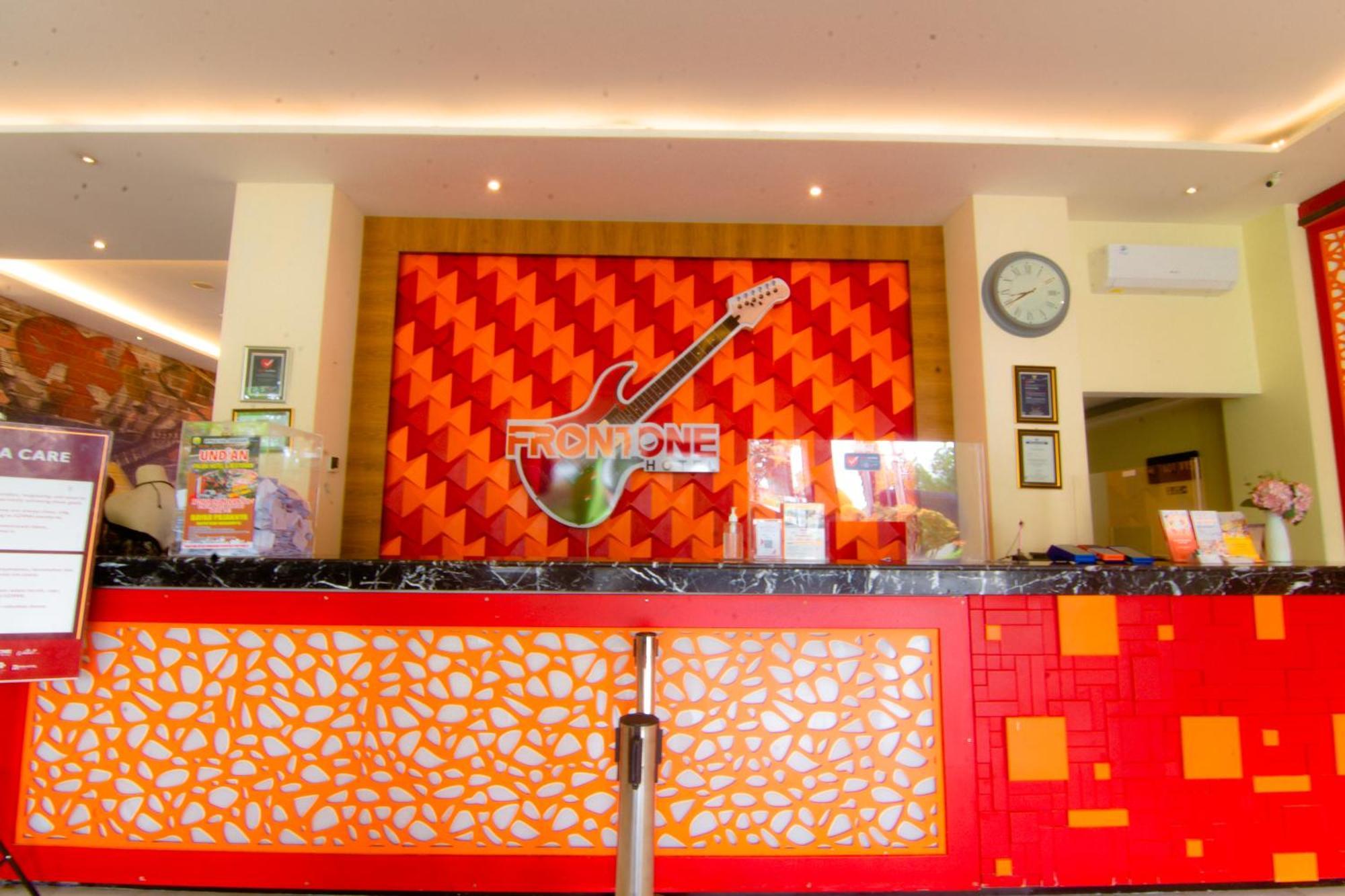 Front One Hotel Purwodadi Purwodadi  Екстериор снимка