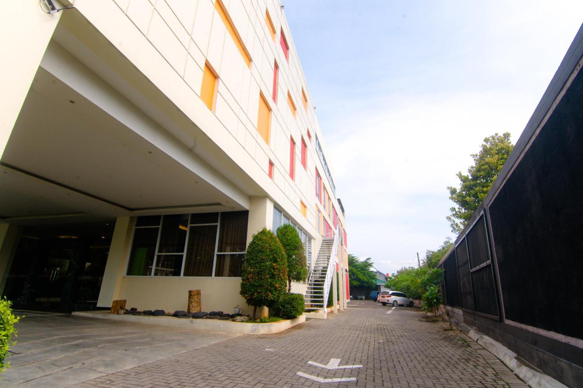 Front One Hotel Purwodadi Purwodadi  Екстериор снимка