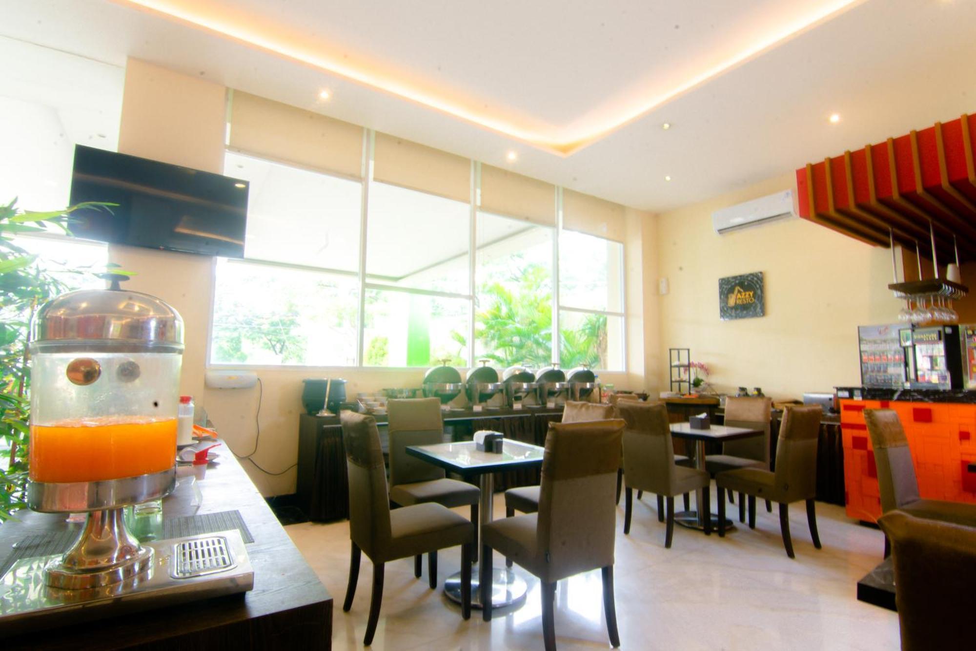 Front One Hotel Purwodadi Purwodadi  Екстериор снимка