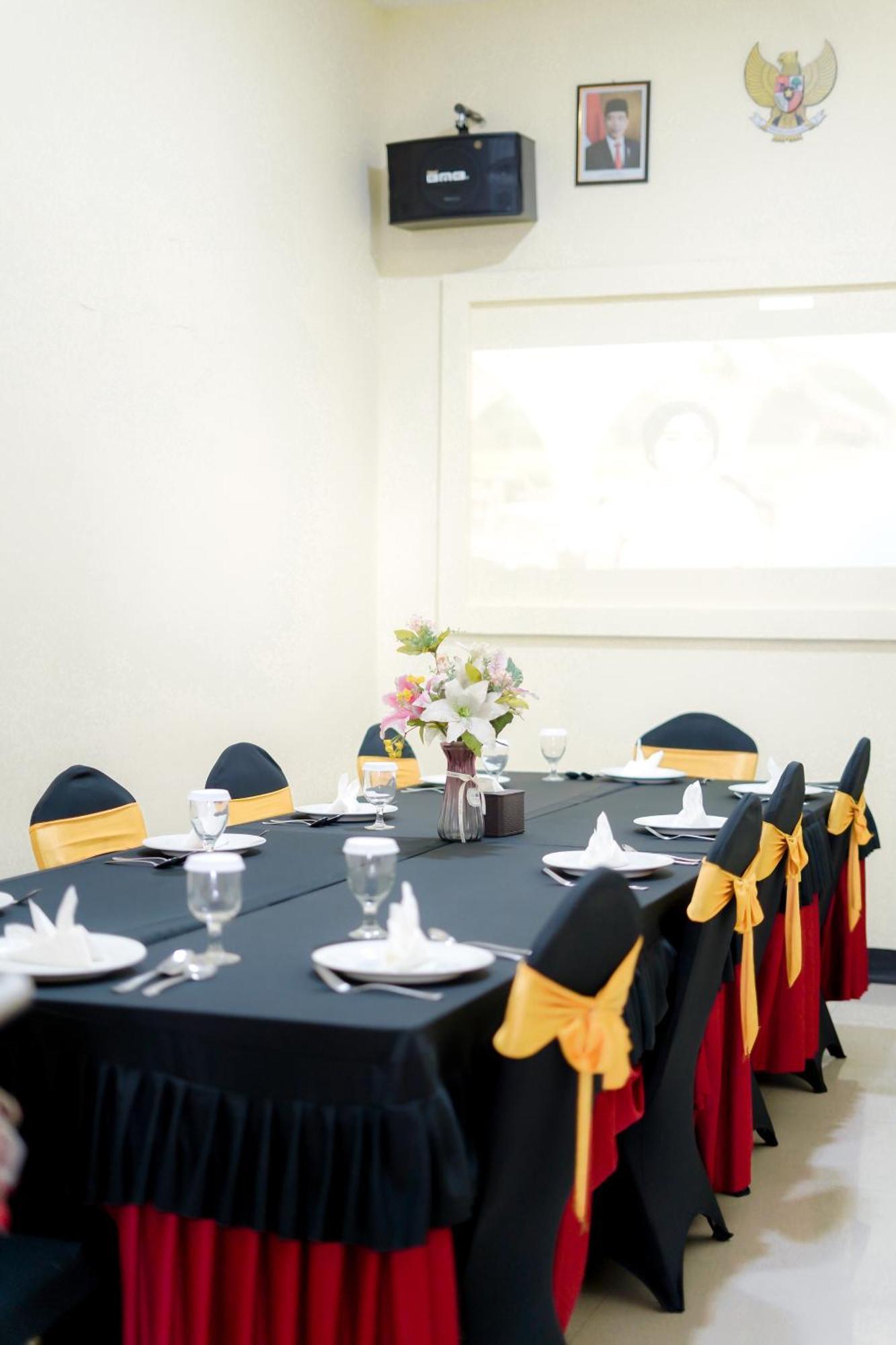 Front One Hotel Purwodadi Purwodadi  Екстериор снимка