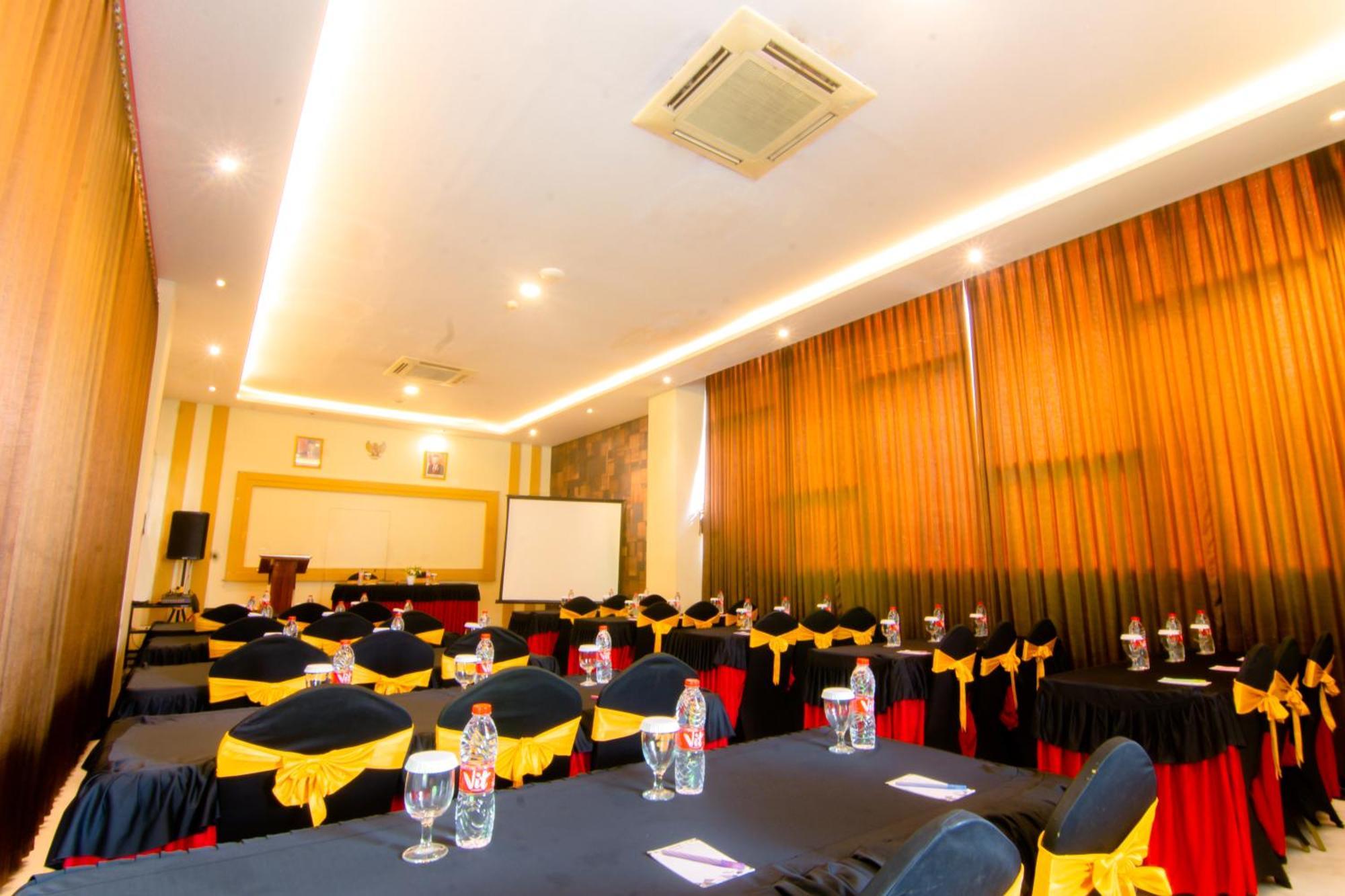 Front One Hotel Purwodadi Purwodadi  Екстериор снимка