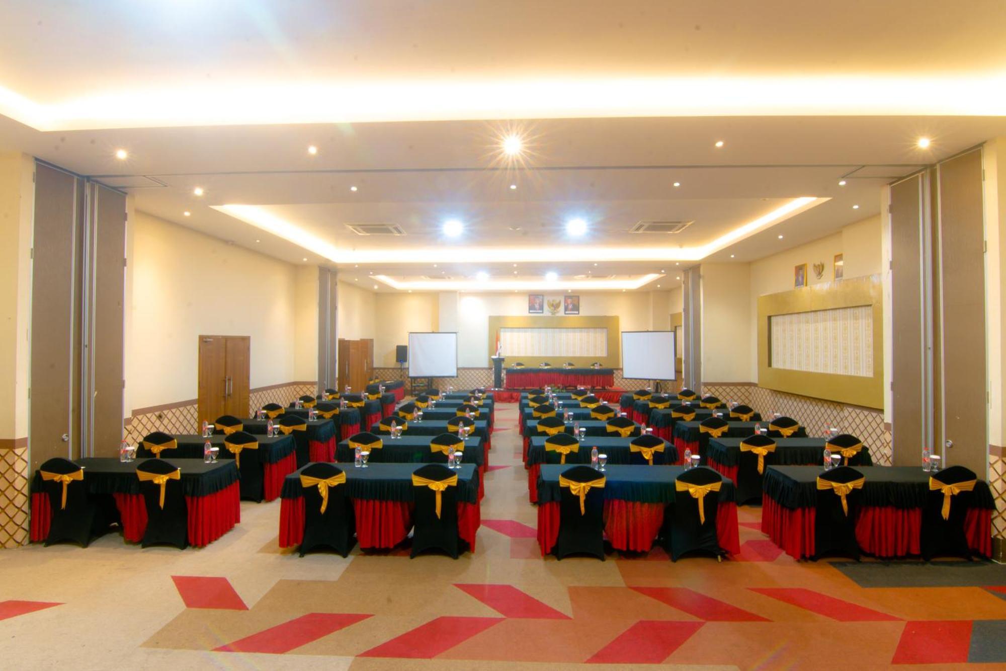 Front One Hotel Purwodadi Purwodadi  Екстериор снимка