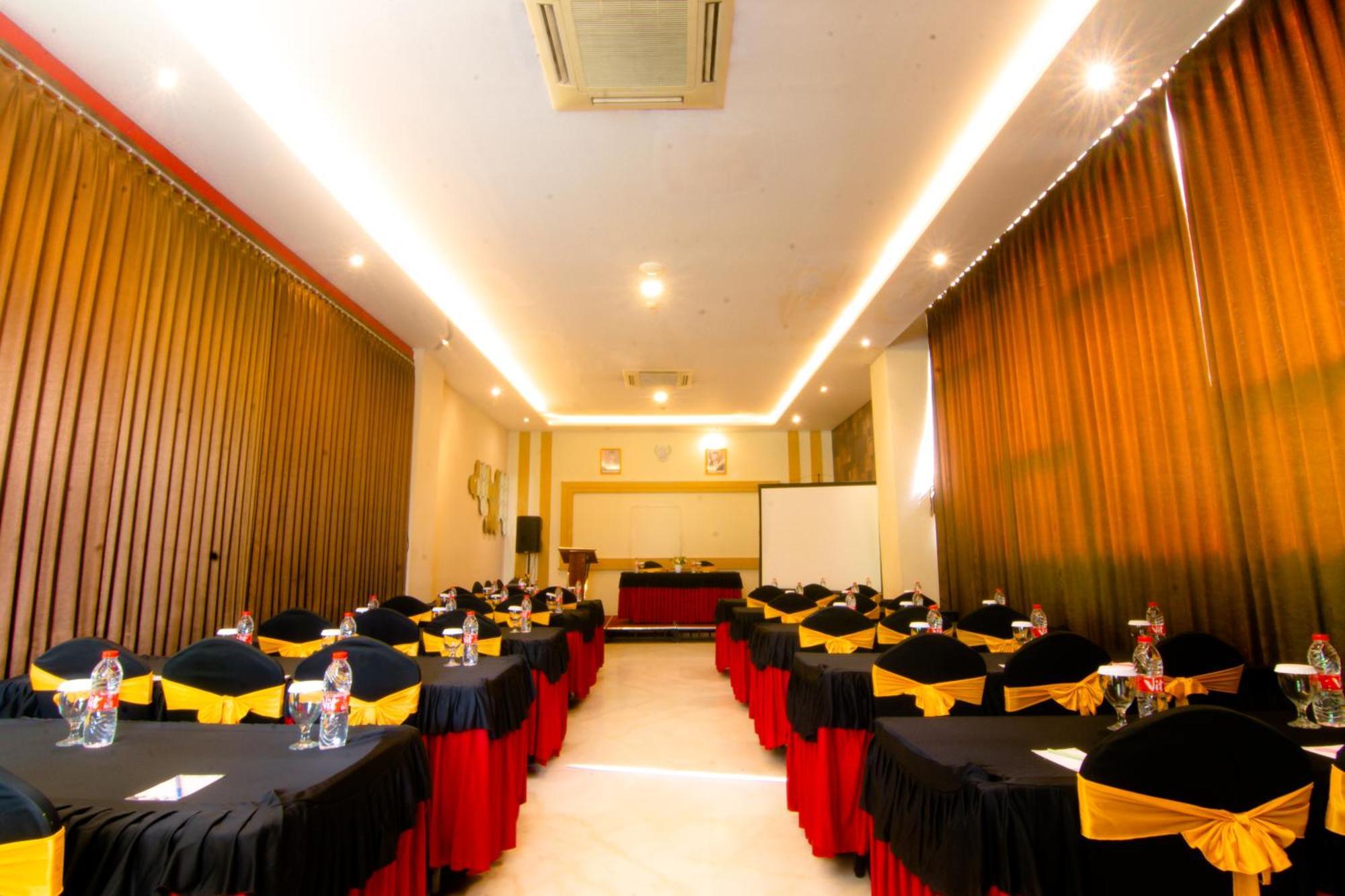 Front One Hotel Purwodadi Purwodadi  Екстериор снимка